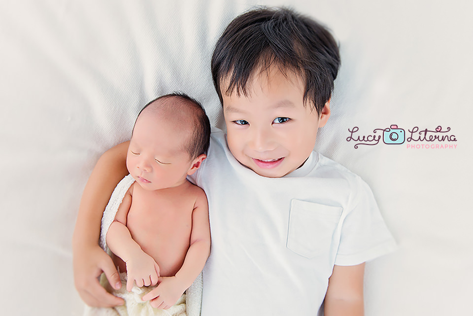 sibling-brother-newborn-photo